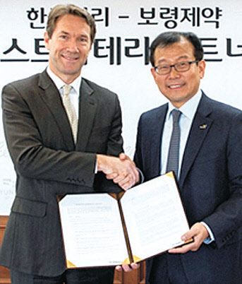 15일 서울 종로구 창경궁로 보령제약 본사에서 진행된 우울증 치료제 푸로작과 주의력 결핍 과잉행동장애(ADHD) 치료제 스트라테라의 마케팅 및 영업 제휴 협약식에서 폴 헨리 휴버스 한국릴리 대표(왼쪽)와 최태홍 보령제약 대표가 서명을 마치고 악수를 하고 있다.    보령제약 제공